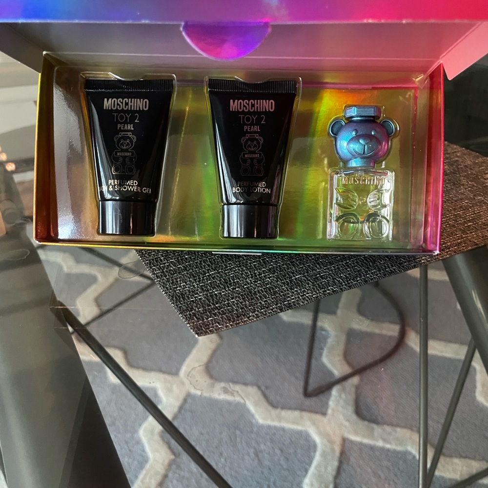 Moschino Toy 2 Pearl Set with Black and Iridescent Packaging